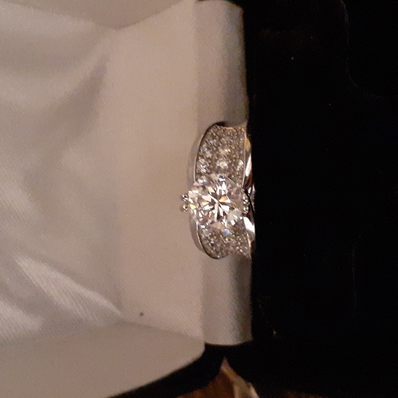 14k WG CZROUND SOLITAIRE/ PAVERING